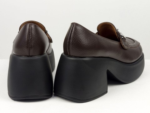 Стильні туфлі-лофери із натуральної шкіри флотар  коричневого кольору на потовщеній підошві зі срібною фурнітурою,Т-2416-02